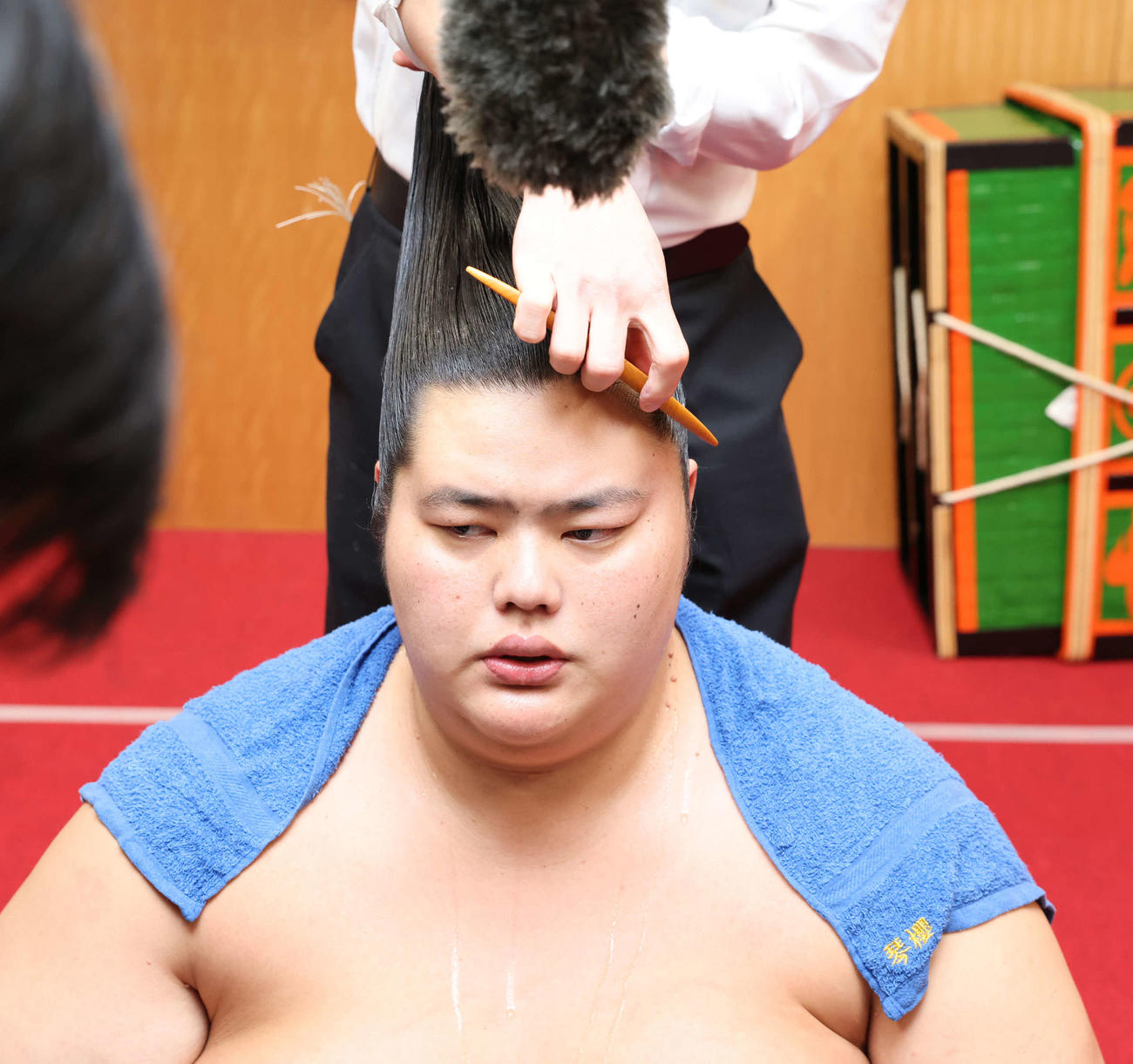 支度部屋で髪を整える琴桜