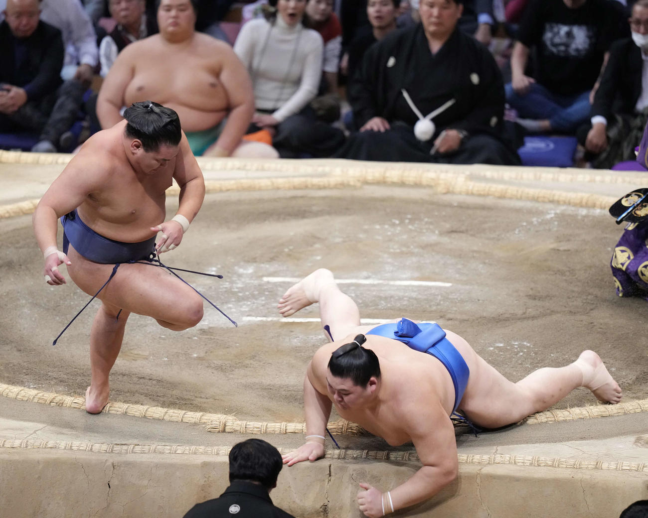 豊昇龍は大の里（右）をとったりで破る。後方奥は土俵下控えの琴桜（撮影・小沢裕）