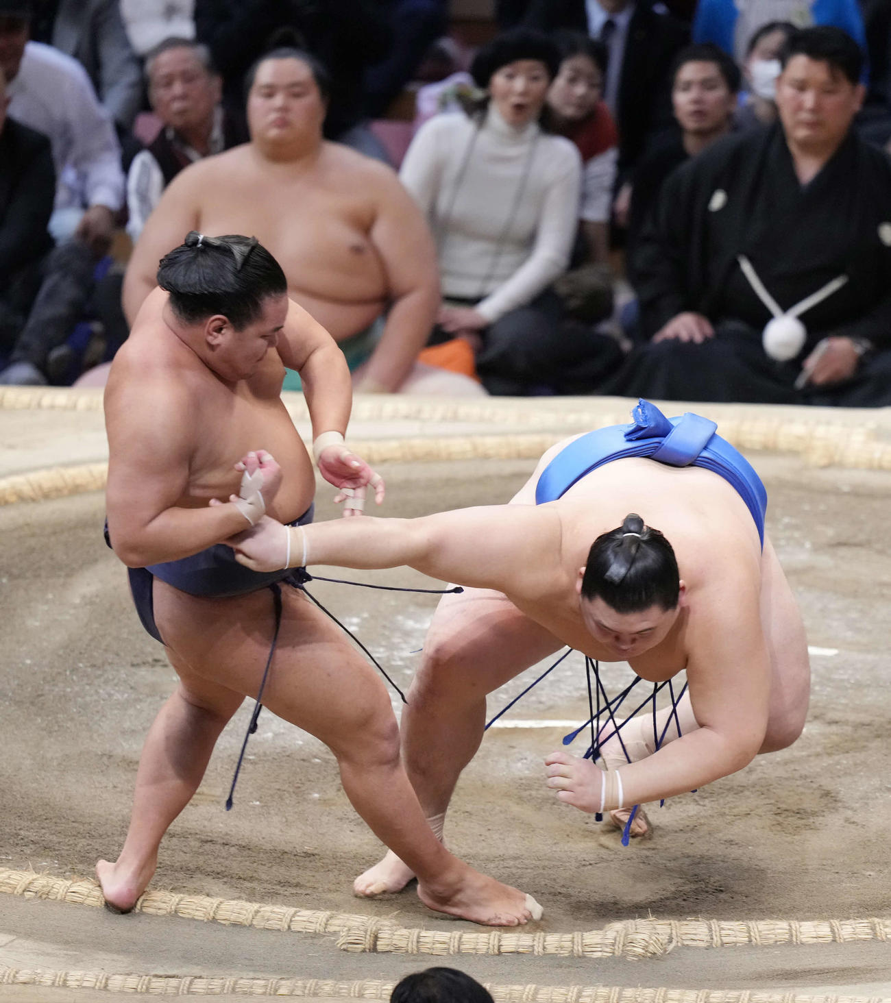 豊昇龍は大の里（右）をとったりで破る。後方奥は土俵下控えの琴桜（撮影・小沢裕）