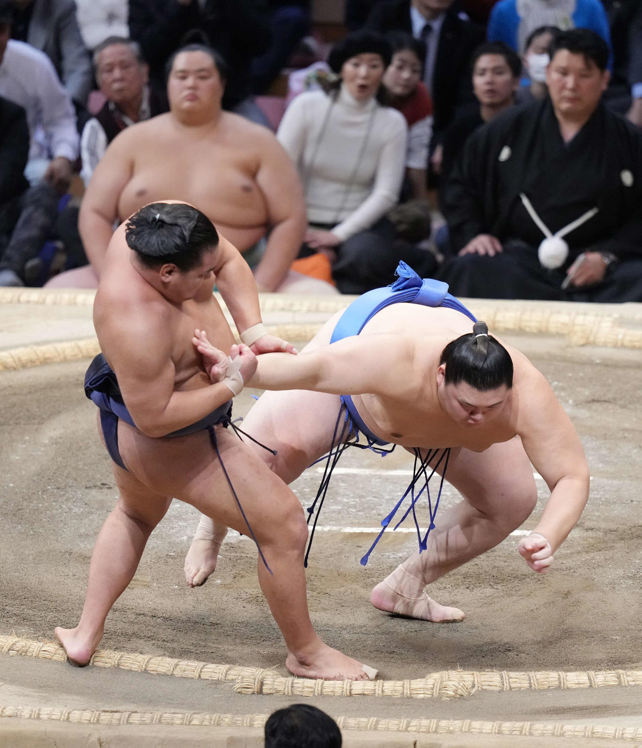 豊昇龍は大の里（右）をとったりで破る。後方奥は土俵下控えの琴桜（撮影・小沢裕）