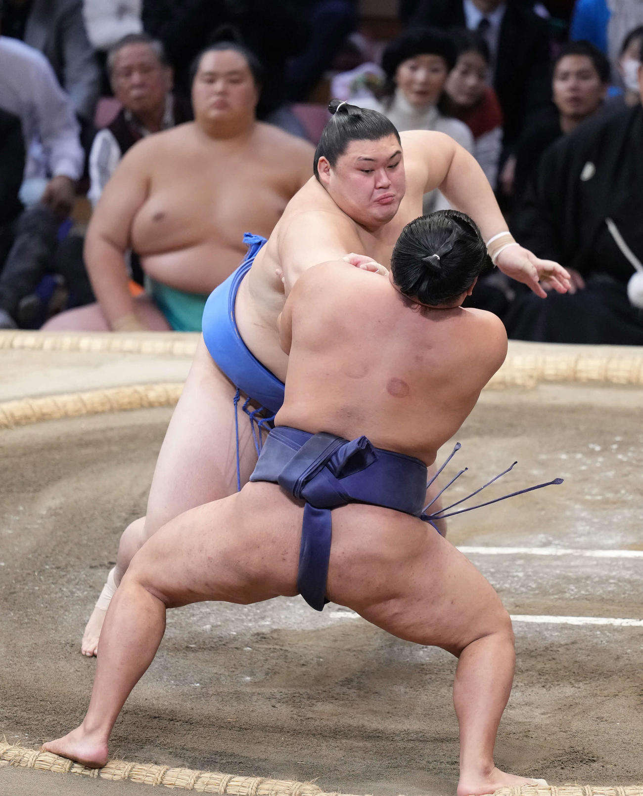 豊昇龍（手前）は大の里に土俵際に攻め込まれる（撮影・小沢裕）
