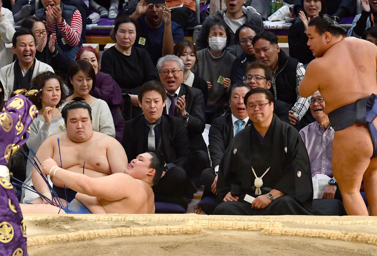 大相撲九州場所13日目　とったりで豊昇龍（右）に敗れ、悔しそうに舌を出す大の里（左から2人目）。左端は豪ノ山（撮影・岩下翔太）