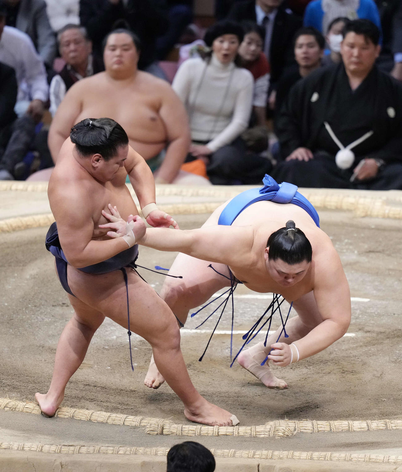 豊昇龍は大の里（右）をとったりで破る。後方奥は土俵下控えの琴桜（撮影・小沢裕）