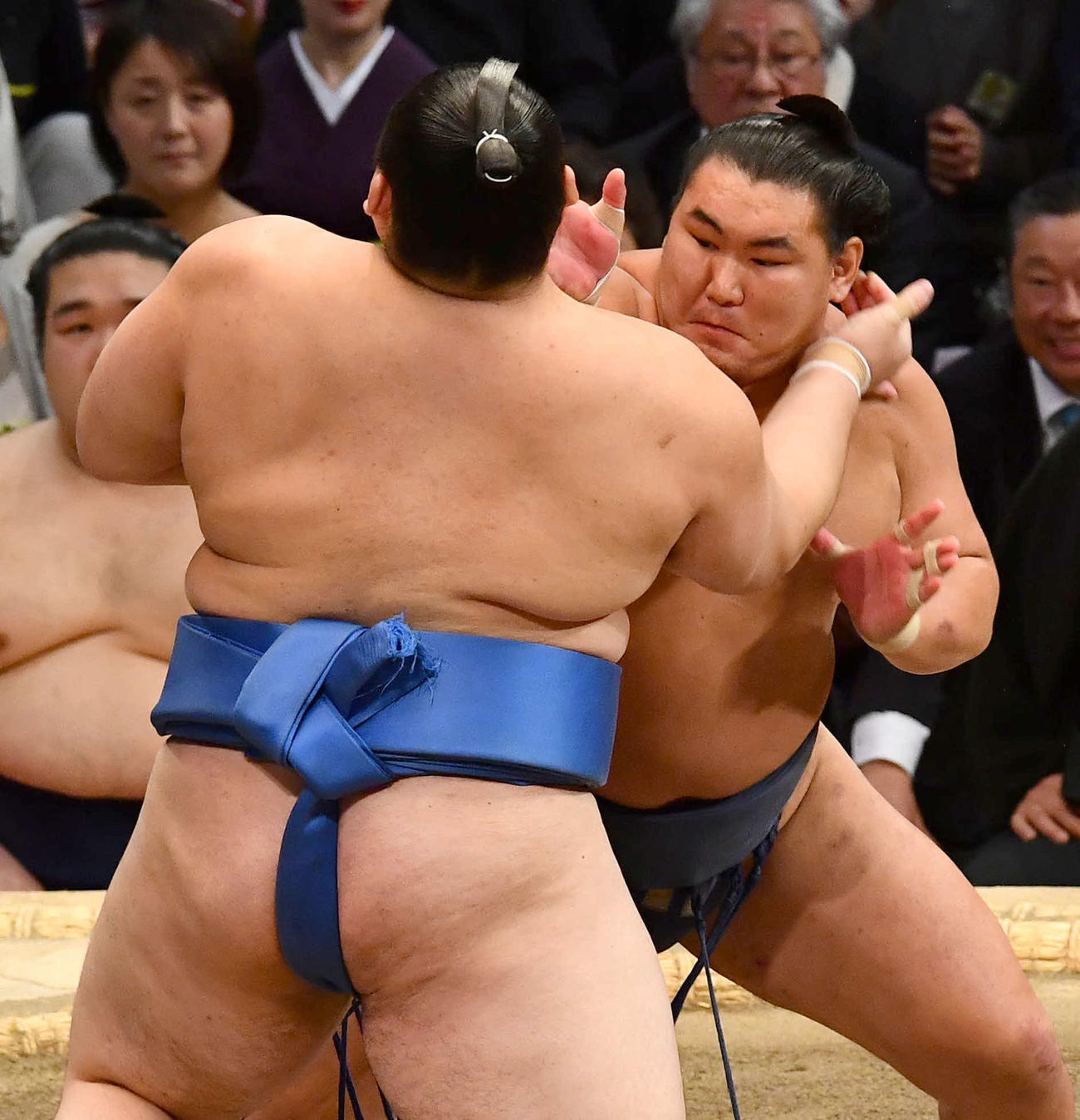 大相撲九州場所13日目　大の里（左）を攻める豊昇龍（撮影・岩下翔太）