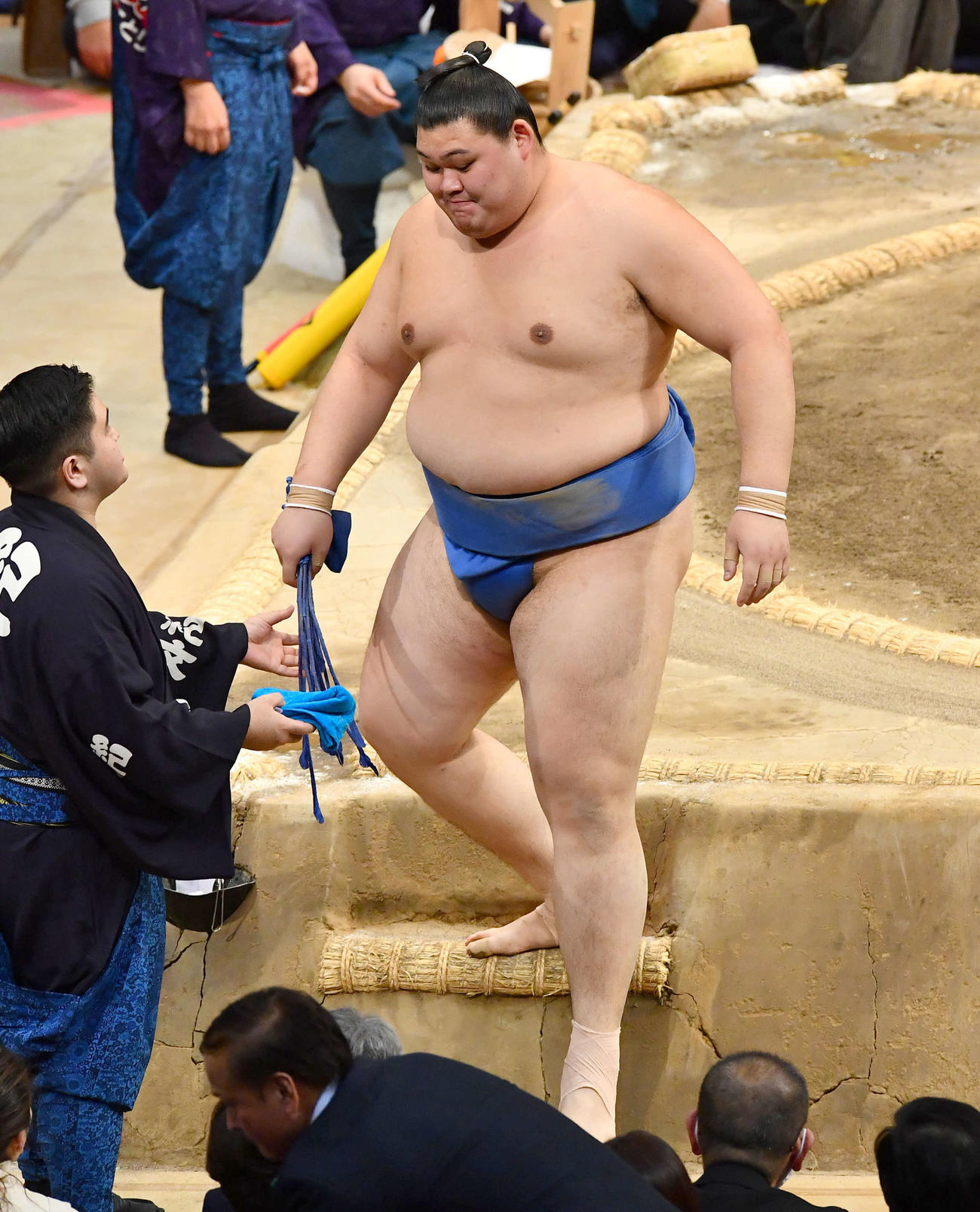 大相撲九州場所13日目　とったりで豊昇龍に敗れ、悔しそうな表情で土俵を下りる大の里（撮影・岩下翔太）