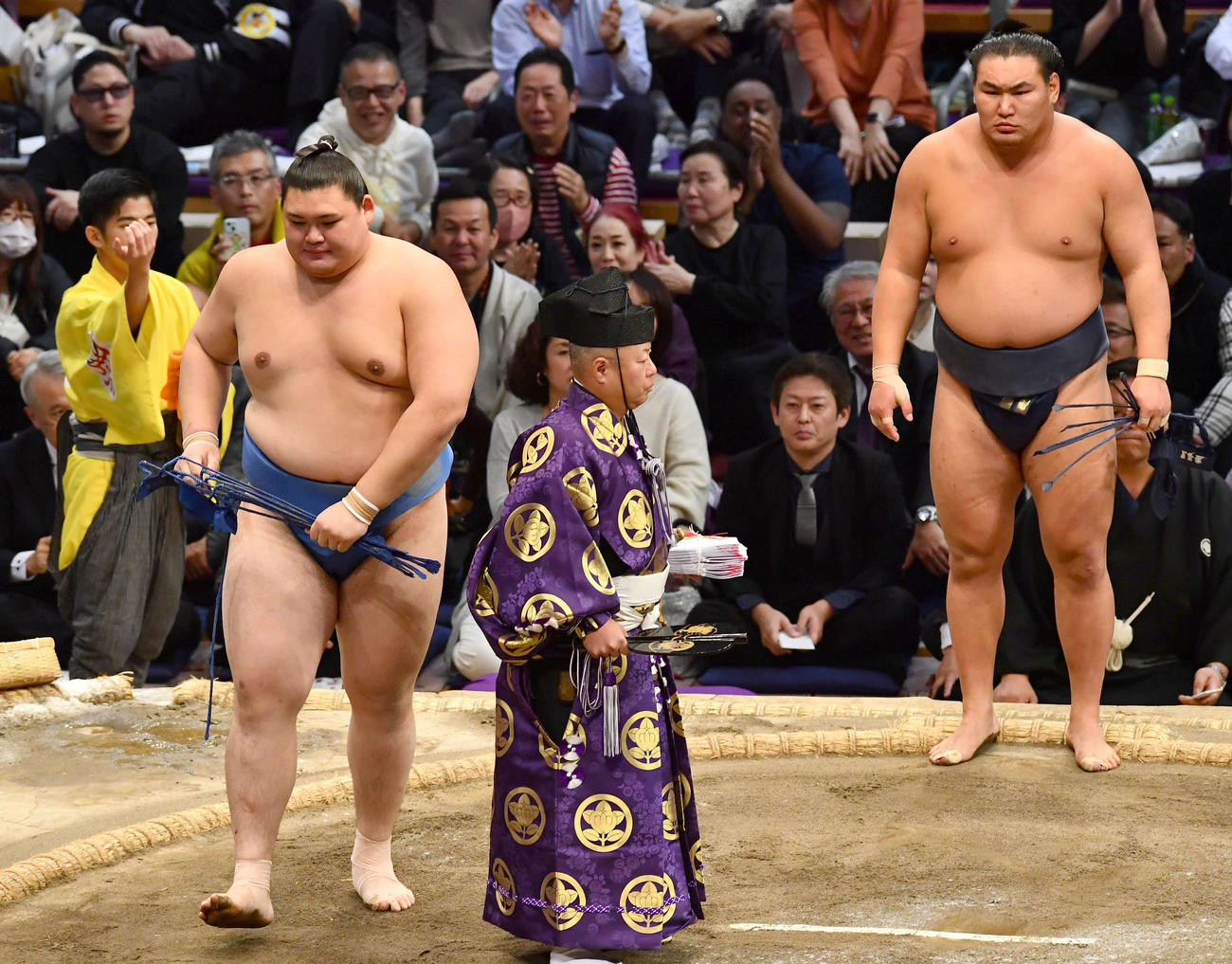 大相撲九州場所13日目　とったりで豊昇龍（右）に敗れ、肩を落とす大の里（撮影・岩下翔太）