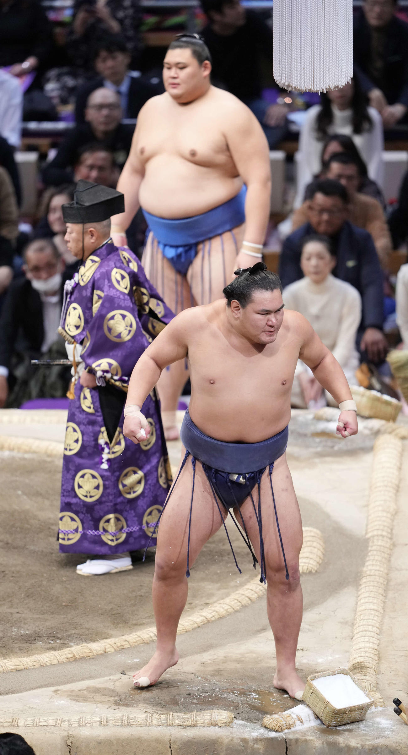 取組前に気合いを入れる豊昇龍。奥は大の里（撮影・小沢裕）