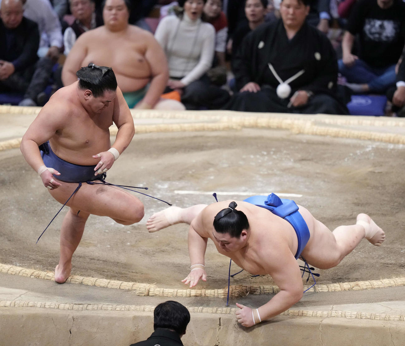 豊昇龍は大の里（右）をとったりで破る。後方奥は土俵下控えの琴桜（撮影・小沢裕）