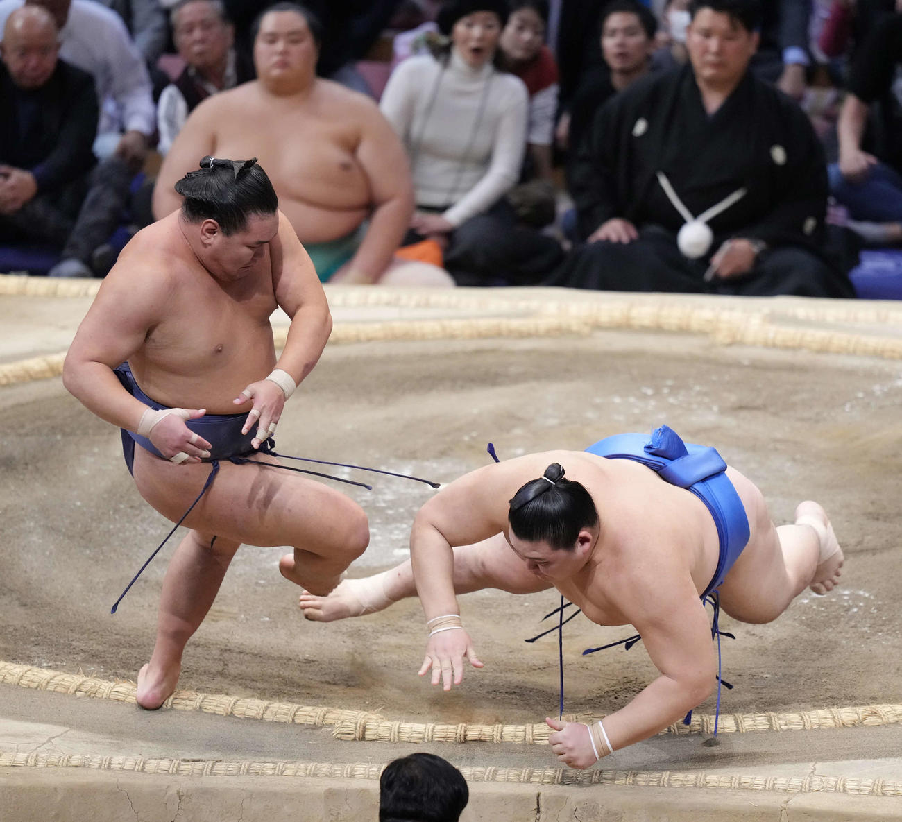 豊昇龍は大の里（右）をとったりで破る。後方奥は土俵下控えの琴桜（撮影・小沢裕）