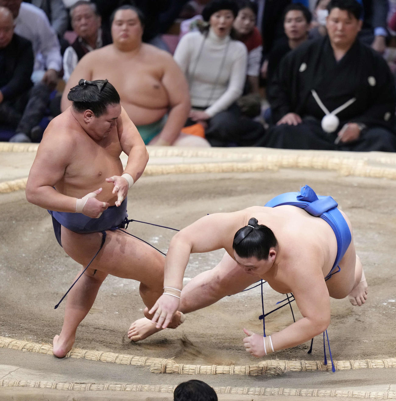豊昇龍は大の里（右）をとったりで破る。後方奥は土俵下控えの琴桜（撮影・小沢裕）