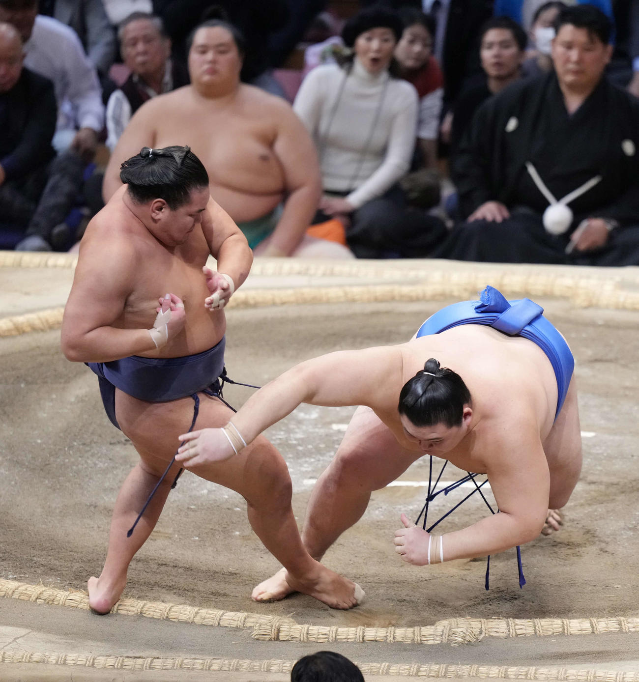 豊昇龍は大の里（右）をとったりで破る。後方奥は土俵下控えの琴桜（撮影・小沢裕）