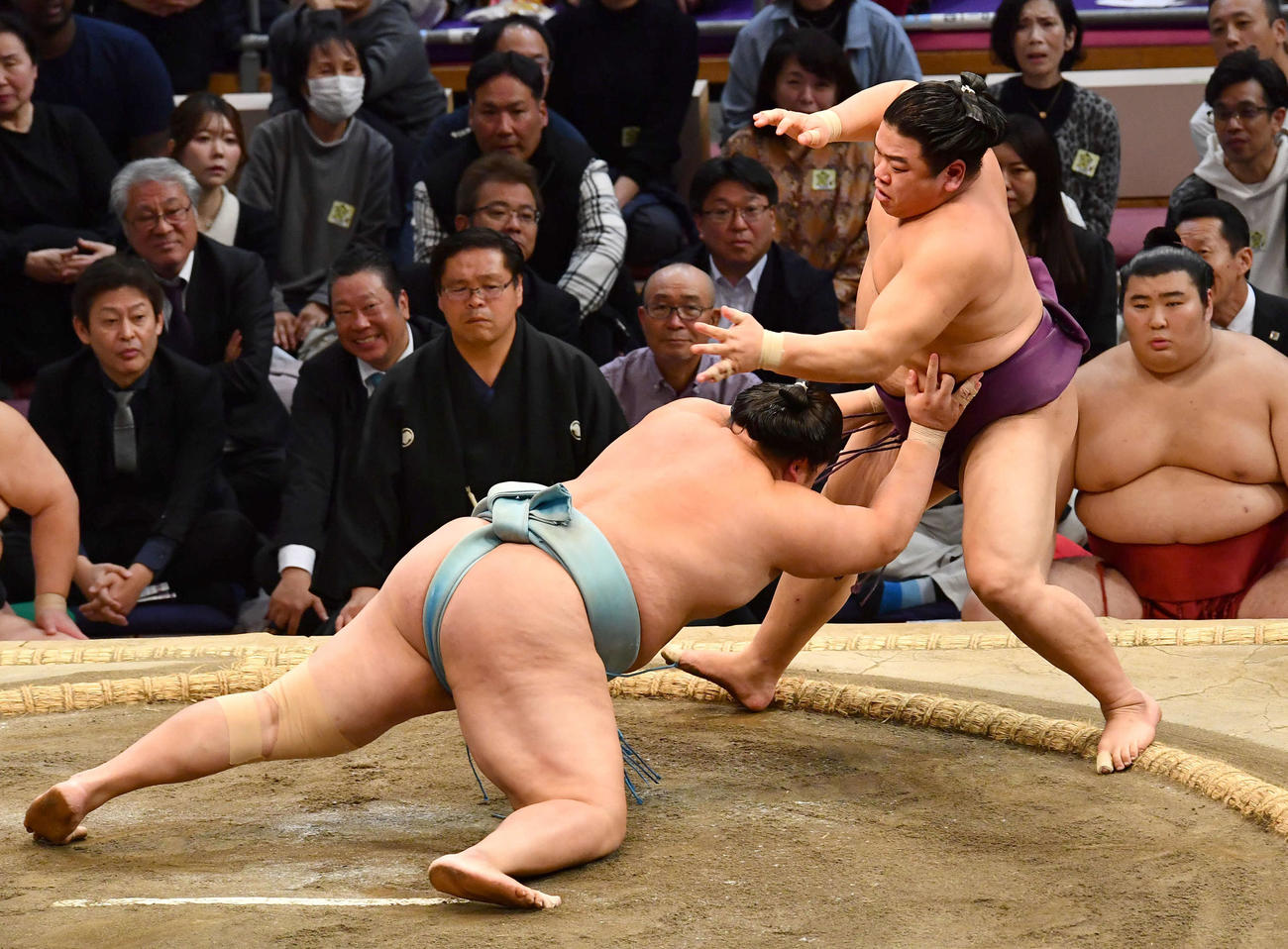 24年11月22日　大相撲九州場所13日目　平戸海（右）は琴勝峰を引き落としで破る（撮影・岩下翔太）