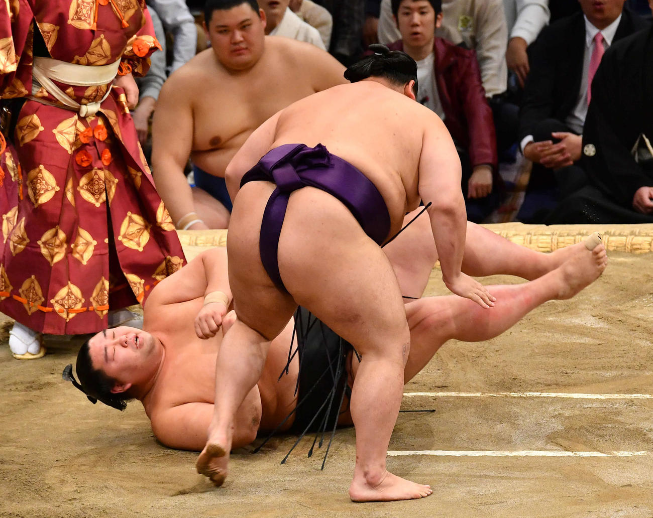 大相撲九州場所14日目　腰砕けで美ノ海（右）に敗れた正代（撮影・岩下翔太）