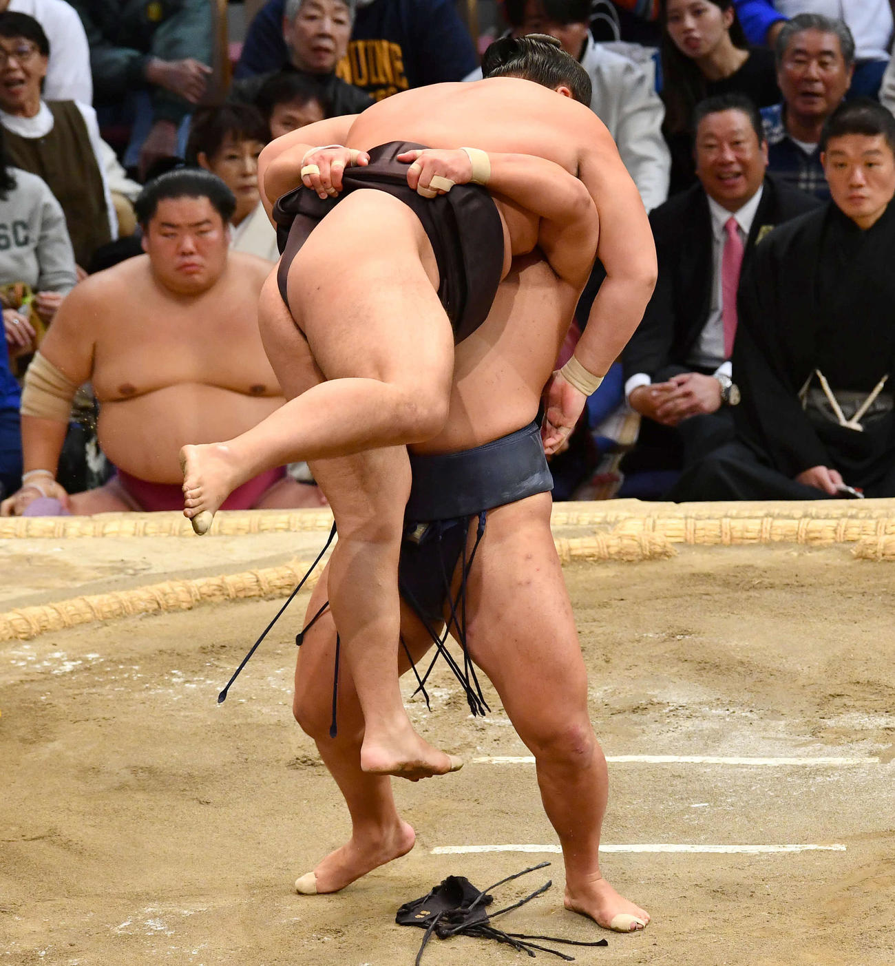 大相撲九州場所14日目　豊昇龍（右）は霧島をつり出しで破る（撮影・岩下翔太）