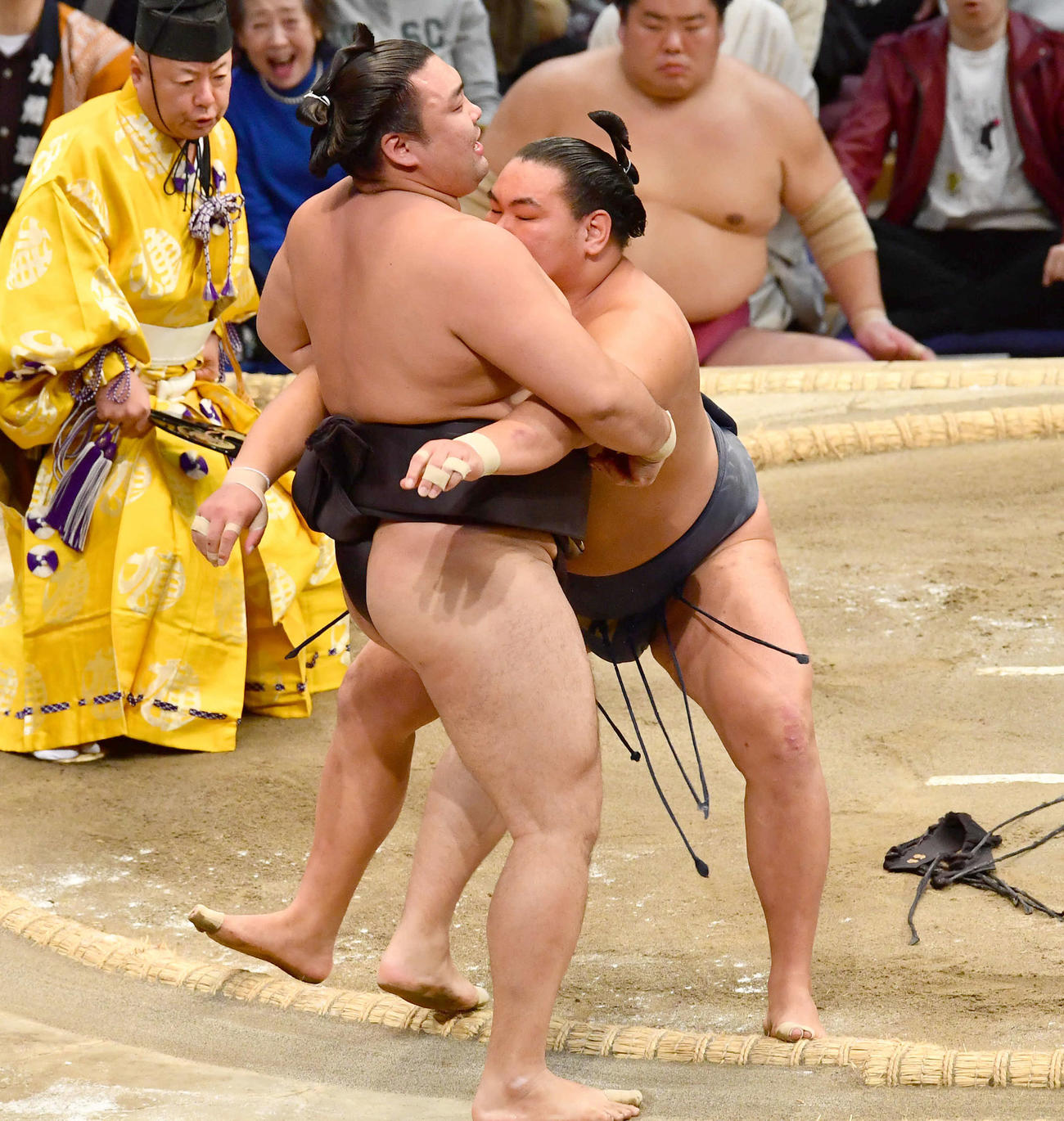 大相撲九州場所14日目　豊昇龍（右）は霧島をつり出しで破る（撮影・岩下翔太）