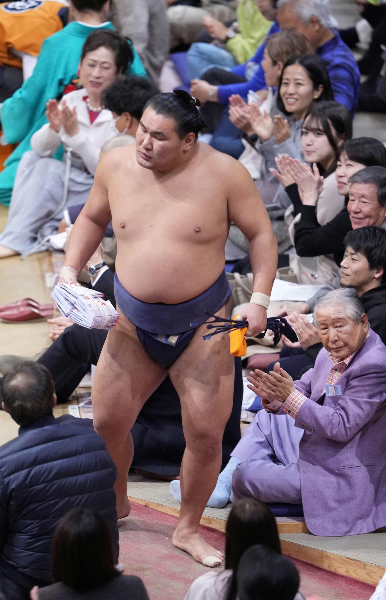 1敗を死守し花道を引き揚げる豊昇龍（撮影・小沢裕）