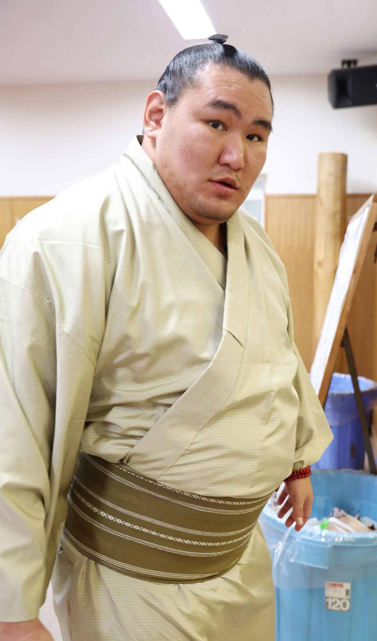 支度部屋を引き揚げる豊昇龍