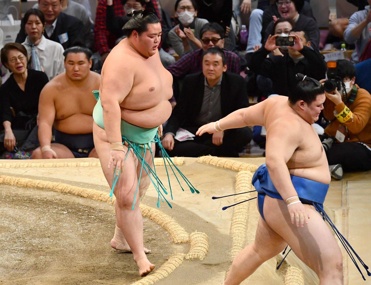 大相撲九州場所14日目　上手投げで大の里（右）を破った琴桜。左奥は豊昇龍（撮影・岩下翔太）
