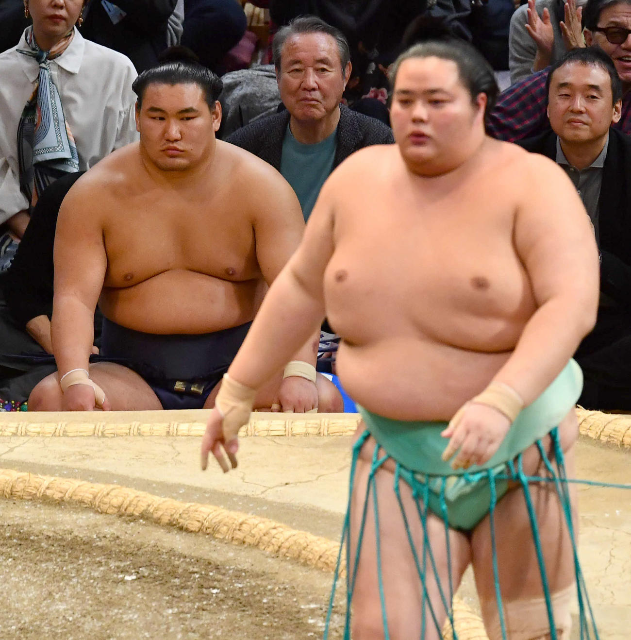 大相撲九州場所14日目　上手投げで大の里を破った琴桜（手前）を見つめる豊昇龍（撮影・岩下翔太）