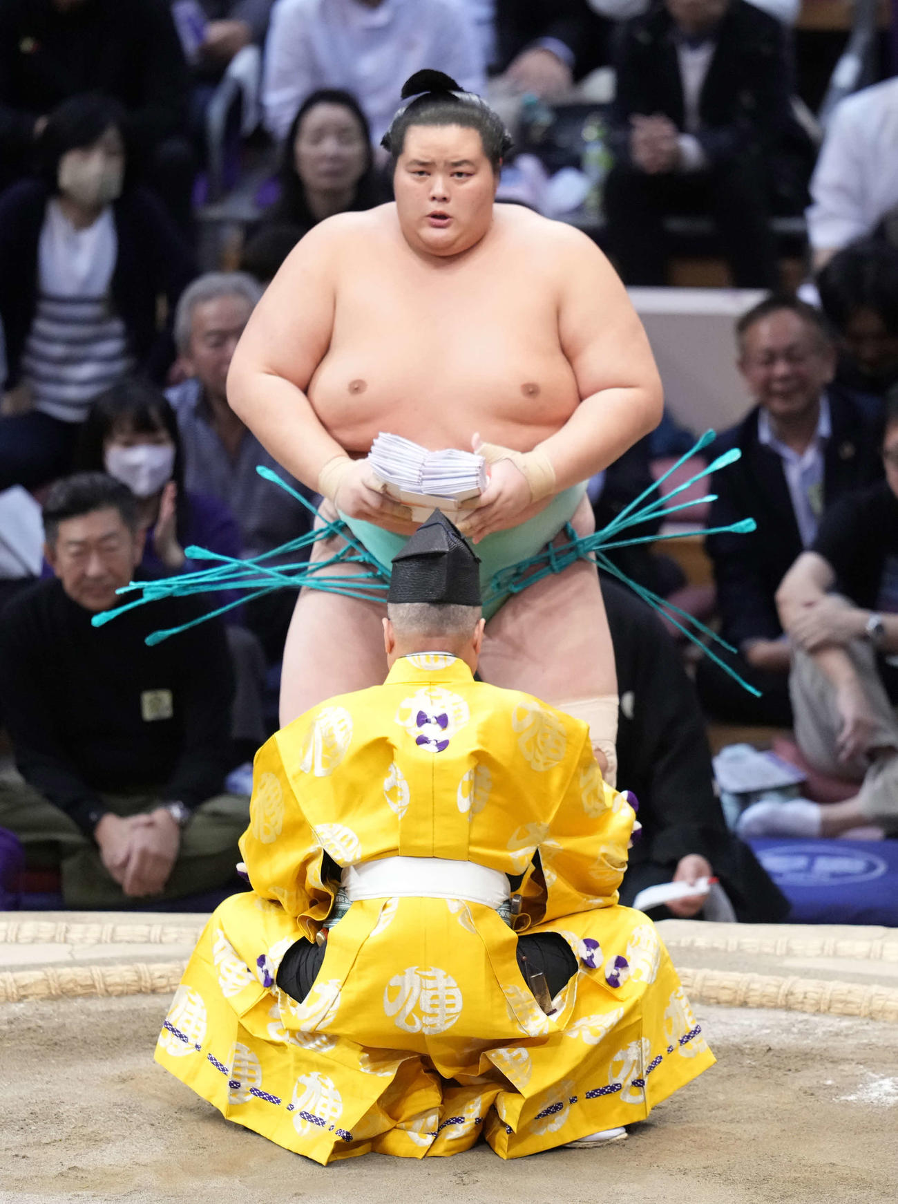 1敗を死守し懸賞金を手にする琴桜（撮影・小沢裕）