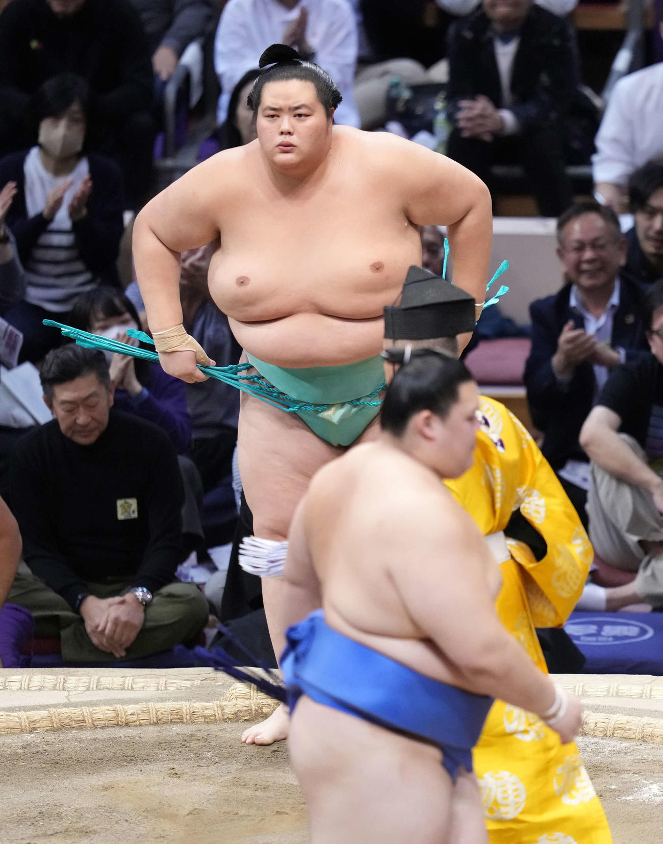 大の里（手前）を上手投げで破り1敗を死守した琴桜（撮影・小沢裕）