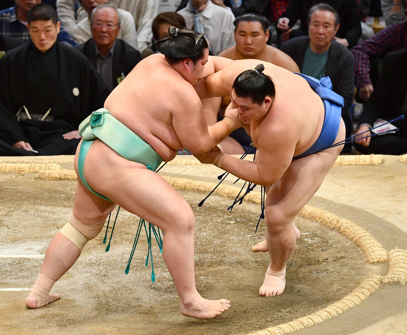 大相撲九州場所14日目　琴桜（左）は大の里を上手投げで破る（撮影・岩下翔太）