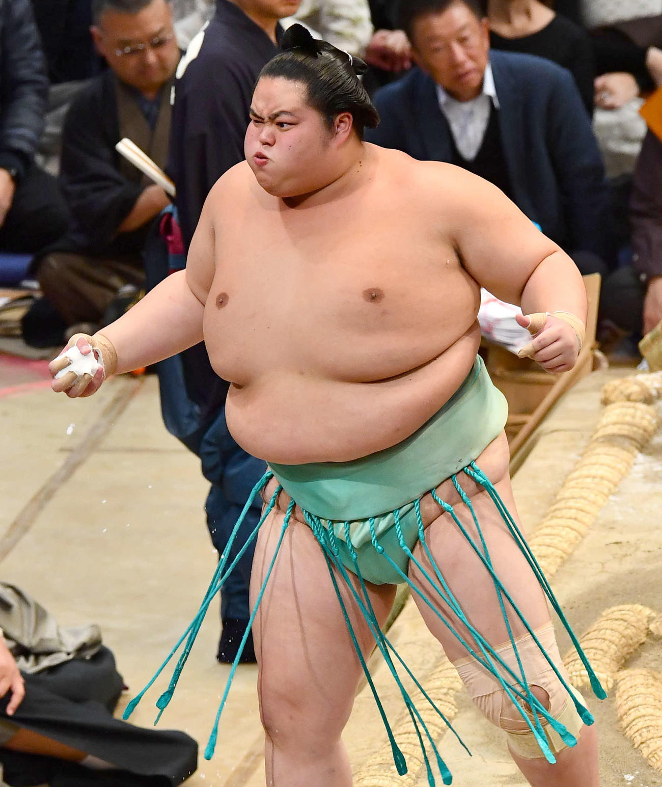 大相撲九州場所14日目　大の里との取組前、気合いを入れる琴桜（撮影・岩下翔太）