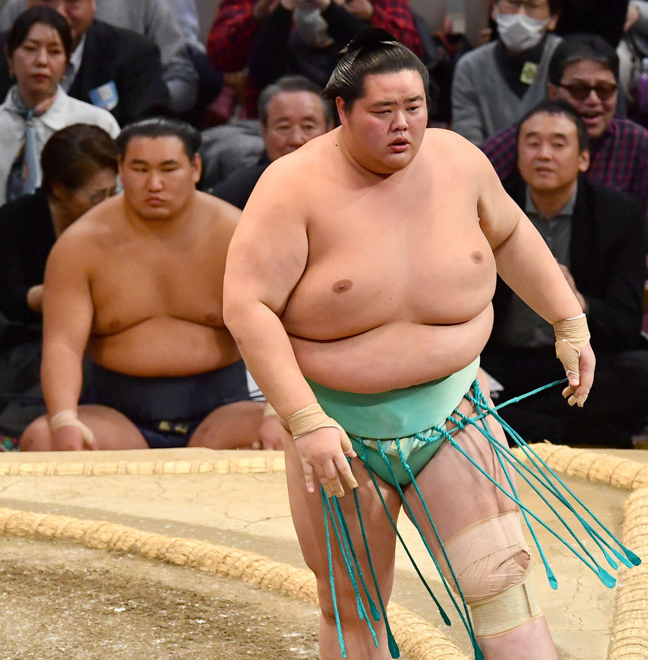 大相撲九州場所14日目　上手投げで大の里を破った琴桜（右）。左は豊昇龍（撮影・岩下翔太）
