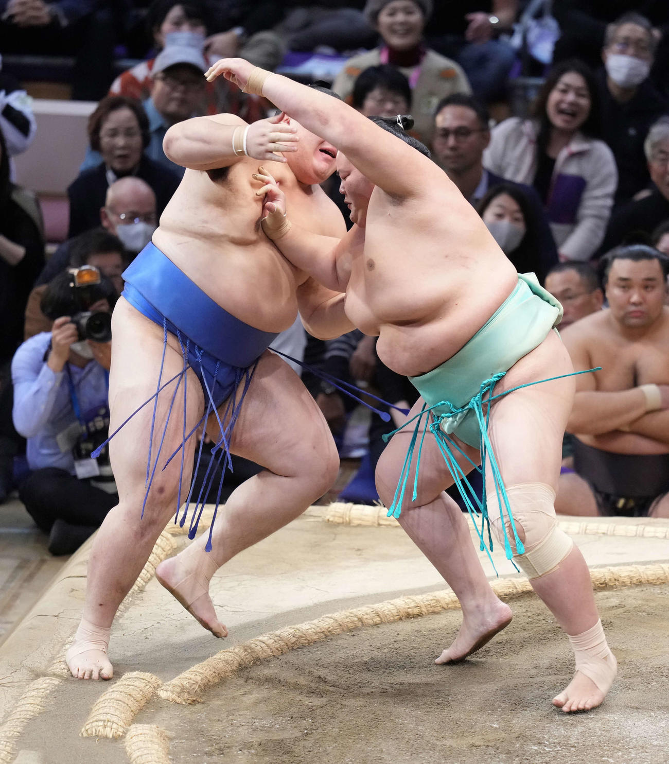 琴桜（右）は大の里を上手投げで破る（撮影・小沢裕）