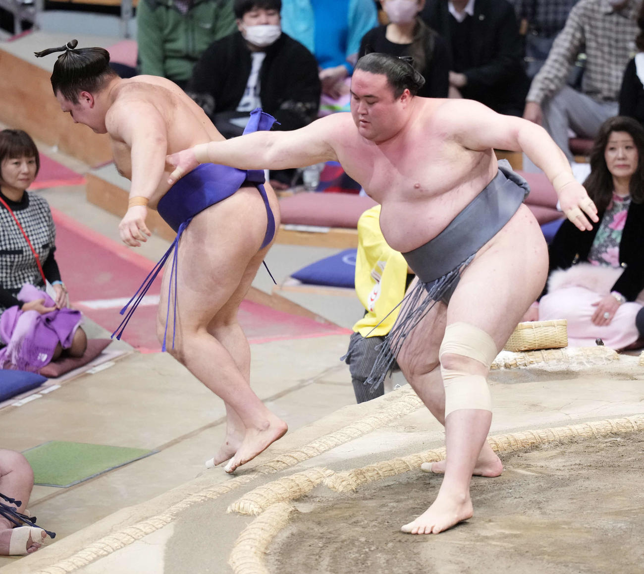 金峰山は安青錦（左）を突き押しで破り十両優勝を決める（撮影・小沢裕）