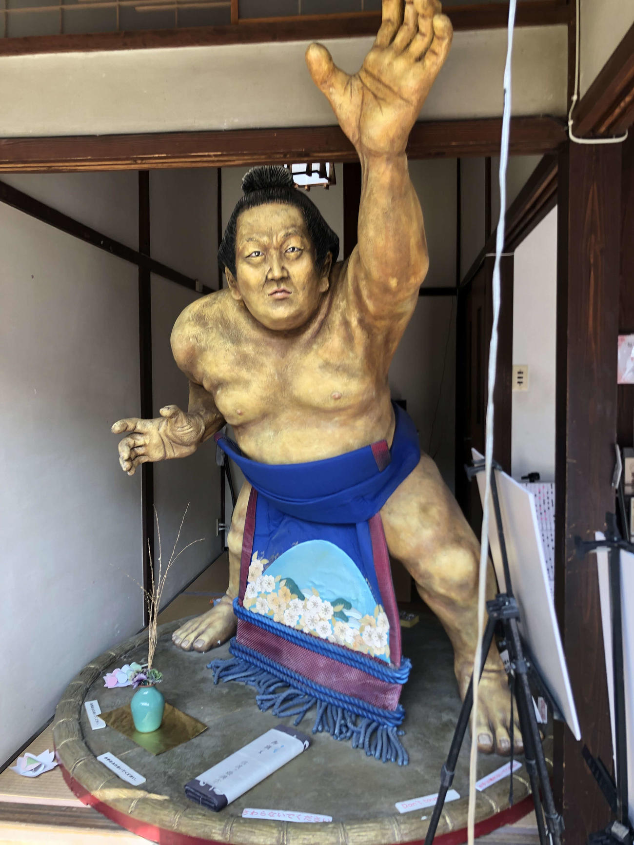 鳥取・倉吉市内にある第53代横綱の琴桜の記念館にある巨像（撮影・平山連）