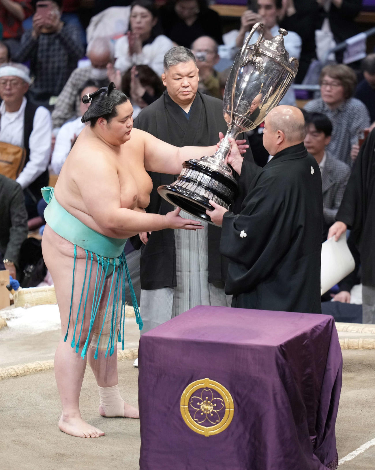 琴桜（左）は幕内初優勝を飾り八角理事長から賜杯贈呈を受ける（撮影・小沢裕）