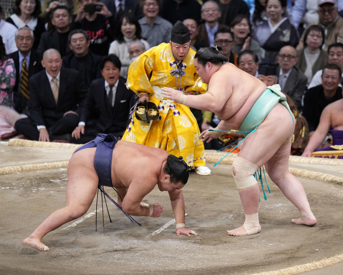 琴桜（右）は豊昇龍をはたき込みで破り幕内初優勝を決める（撮影・小沢裕）