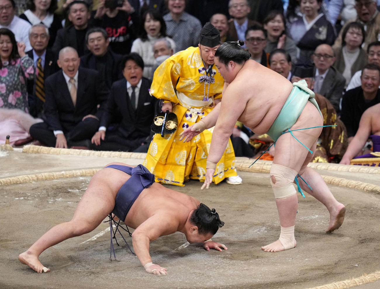 琴桜（右）は豊昇龍をはたき込みで破り幕内初優勝を決める（撮影・小沢裕）