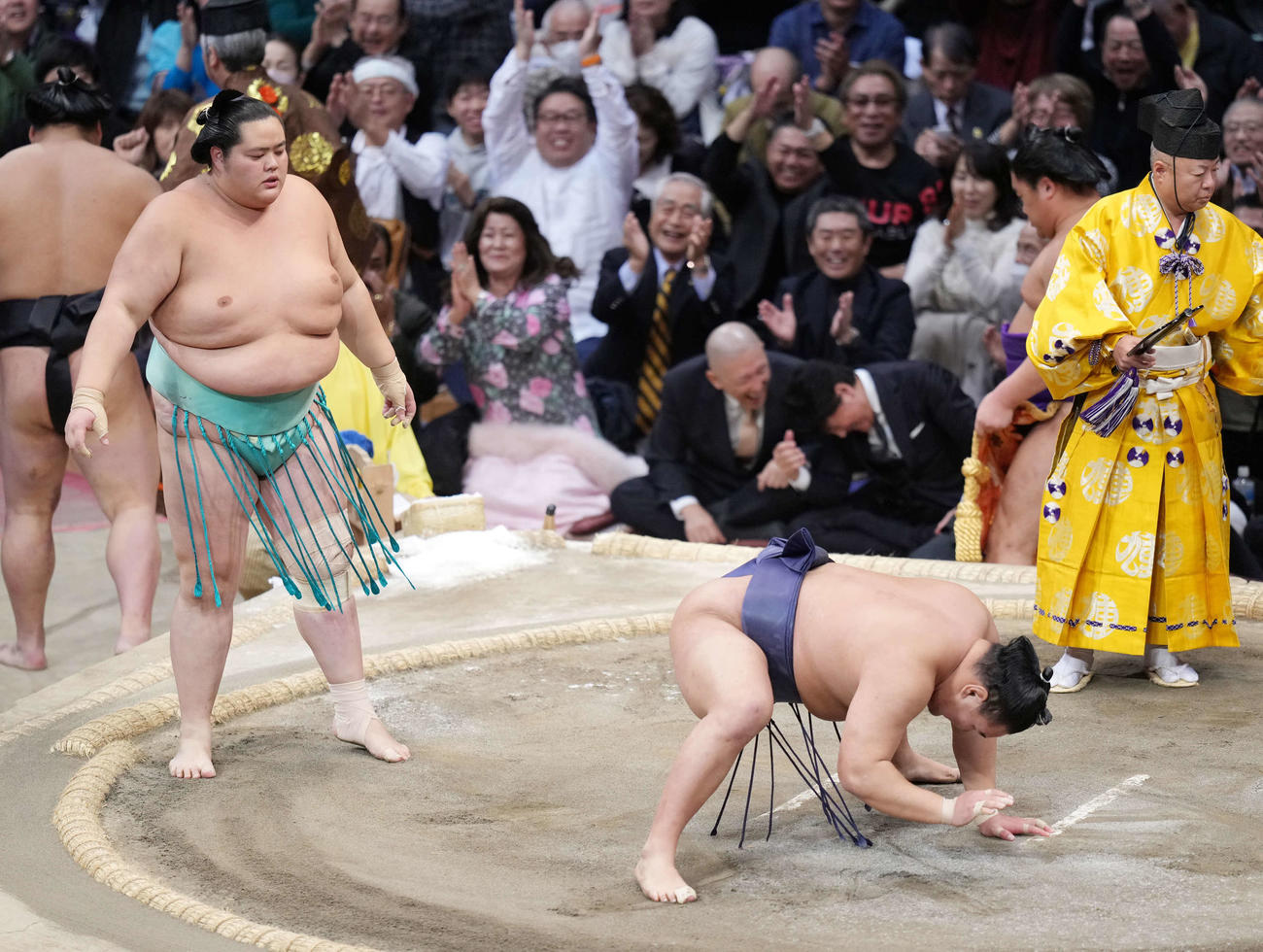 琴桜（左）は豊昇龍をはたき込みで破り幕内初優勝を決める（撮影・小沢裕）