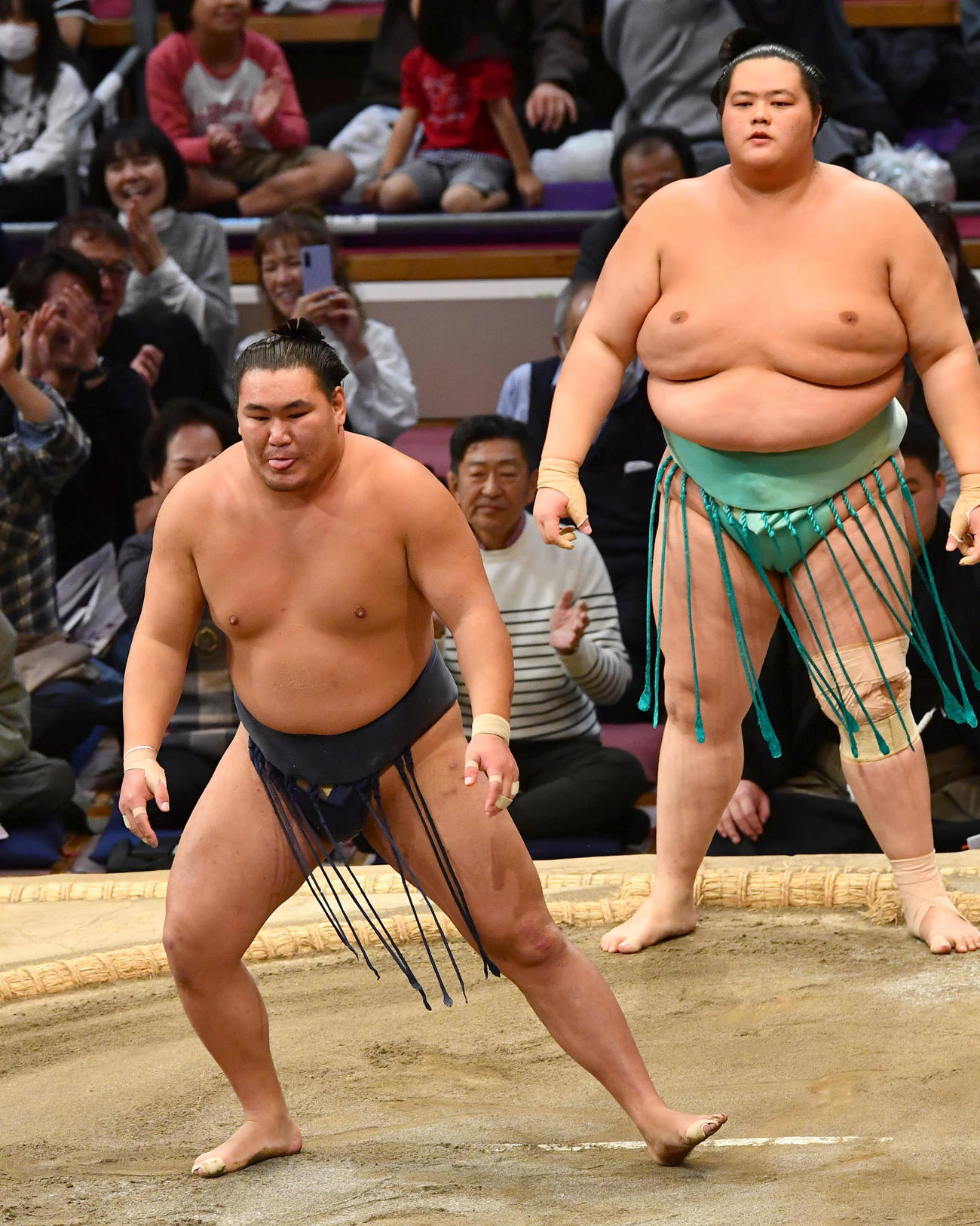 大相撲九州場所千秋楽　はたき込みで琴桜（右）に敗れ、悔しそうに舌を出す豊昇龍（撮影・岩下翔太）