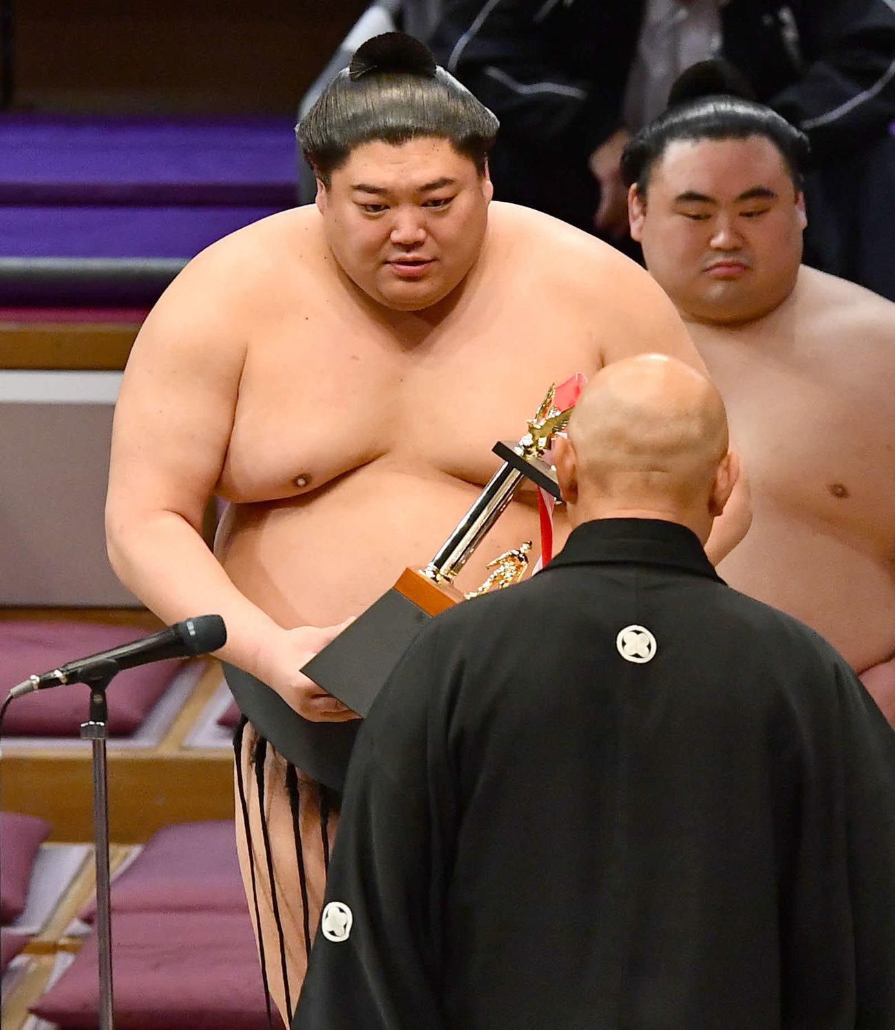 大相撲九州場所千秋楽　殊勲賞を受賞し、トロフィーを授与される阿炎（撮影・岩下翔太）