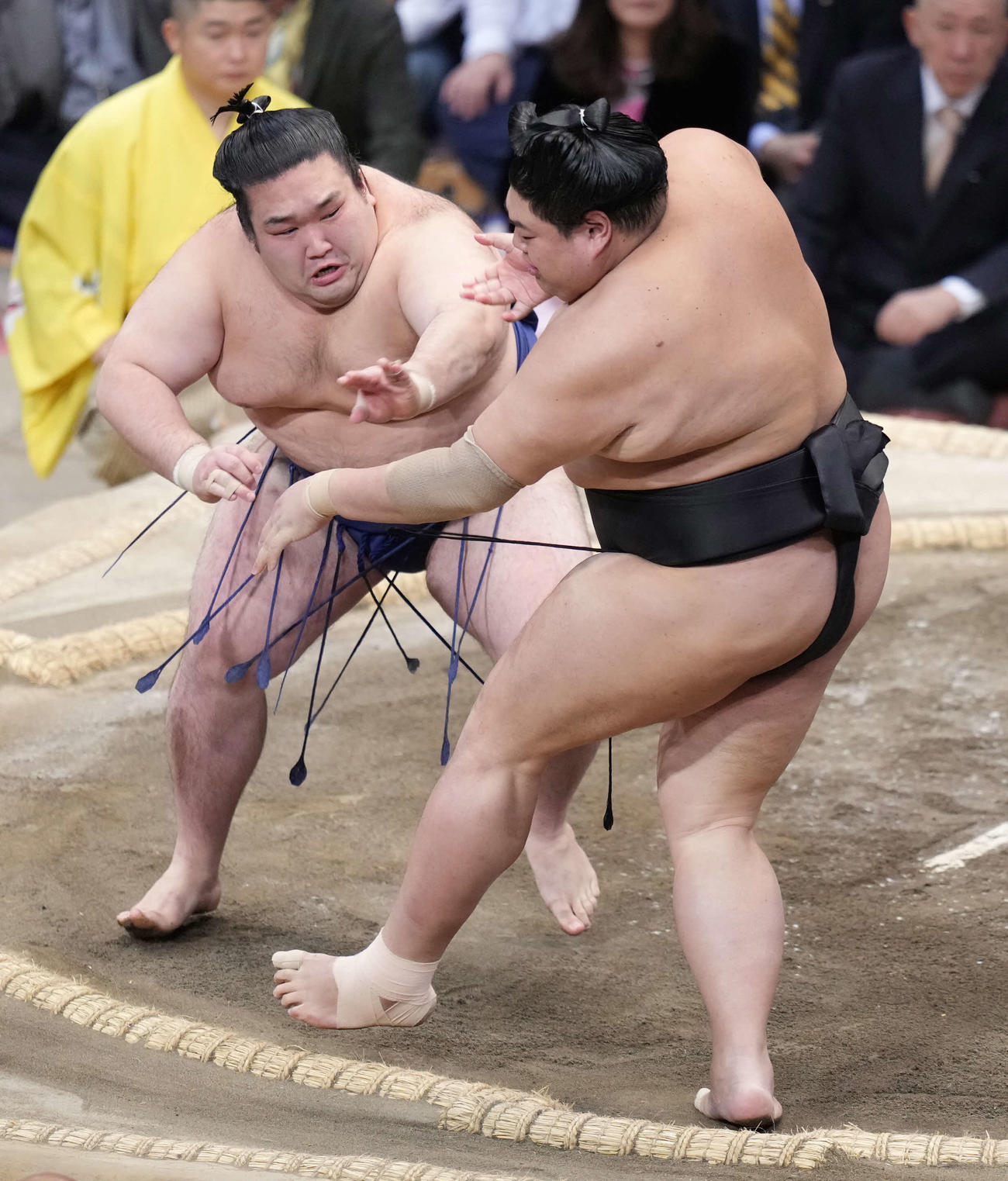 豪ノ山（左）は阿炎を押し出しで破る（撮影・小沢裕）