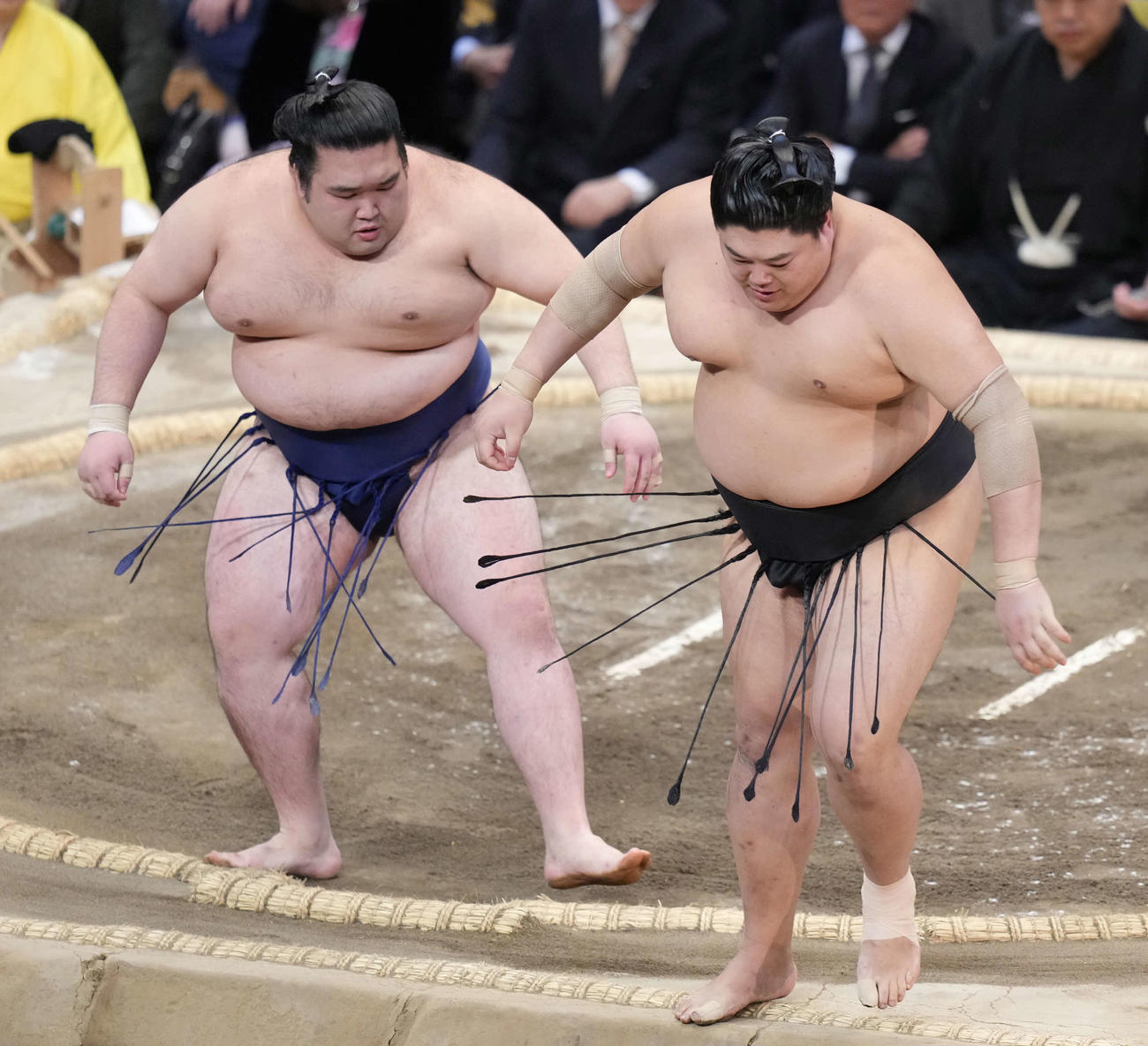豪ノ山（左）は阿炎を押し出しで破る（撮影・小沢裕）