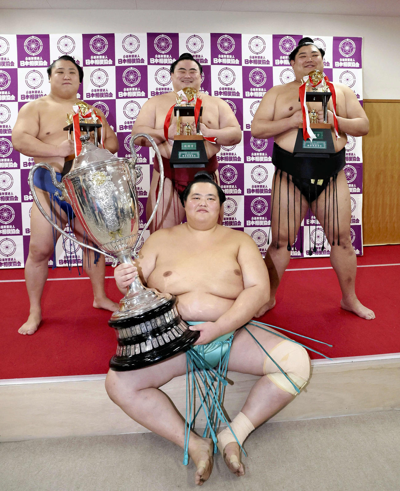 大相撲九州場所千秋楽　記念写真に納まる三賞受賞力士、左から技能賞の若隆景、敢闘賞の隆の勝、殊勲賞の阿炎、手前は優勝した琴桜（代表撮影）