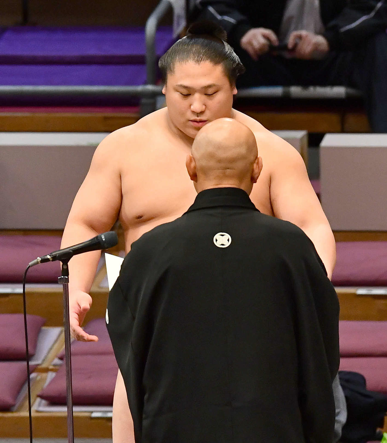 大相撲九州場所千秋楽　技能賞を受賞し、賞状を授与される若隆景（撮影・岩下翔太）