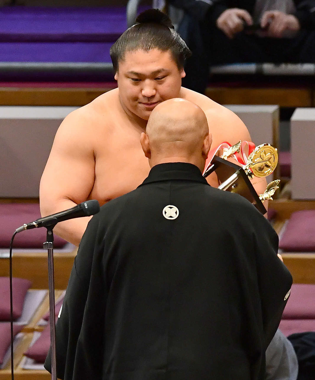 大相撲九州場所千秋楽　技能賞を受賞し、トロフィーを授与される若隆景（撮影・岩下翔太）