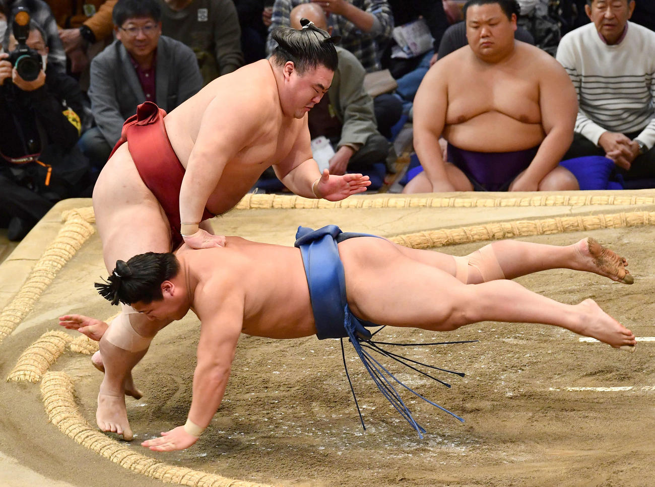 大相撲九州場所千秋楽　隆の勝（左）は若隆景をはたき込みで破る（撮影・岩下翔太）