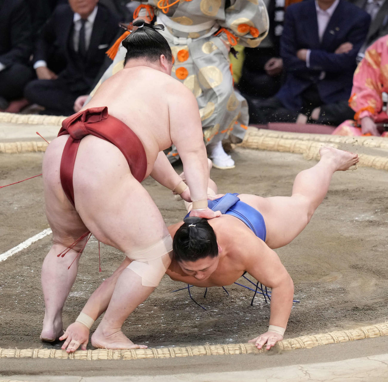 隆の勝（左）は若隆景をはたき込みで破る（撮影・小沢裕）