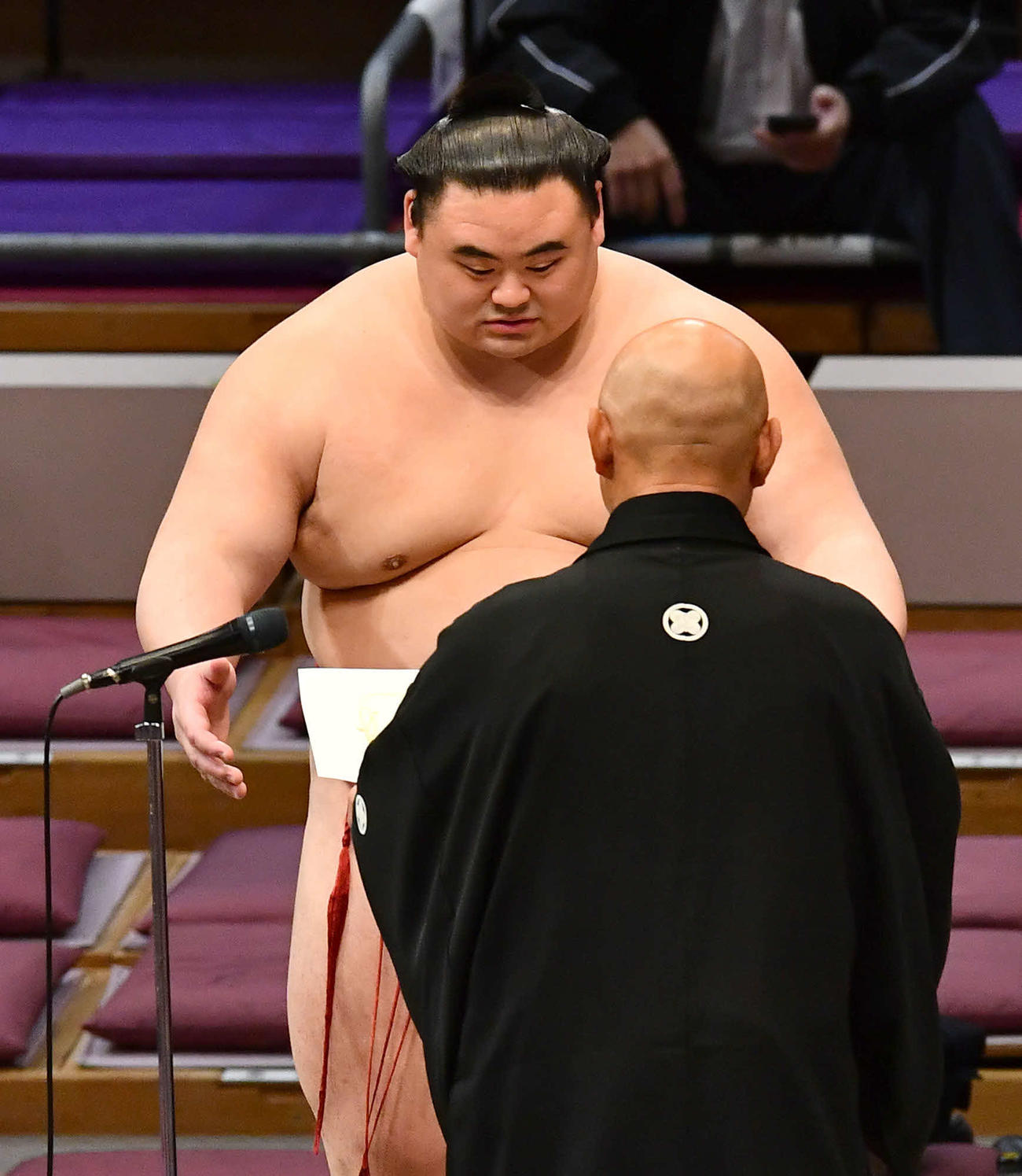 大相撲九州場所千秋楽　敢闘賞を受賞し、賞状を授与される隆の勝（撮影・岩下翔太）