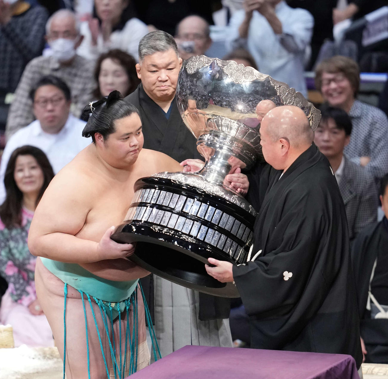 八角理事長（右）から内閣総理大臣杯を授与される琴桜（撮影・小沢裕）