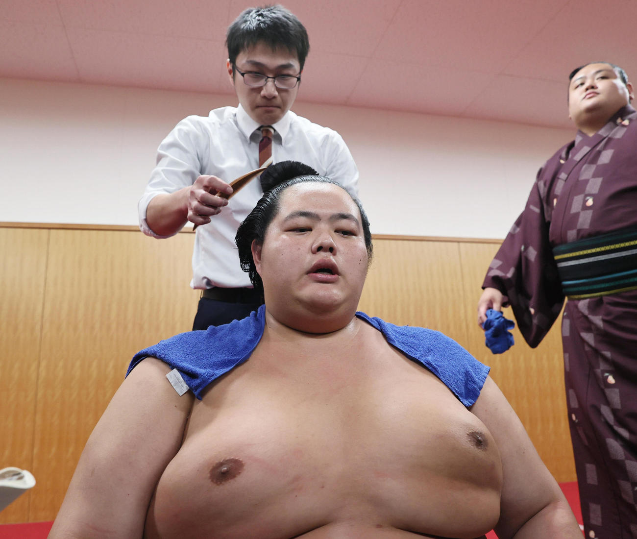 大相撲九州場所千秋楽　初優勝を飾り、支度部屋で記者の質問に答える琴桜（代表撮影）