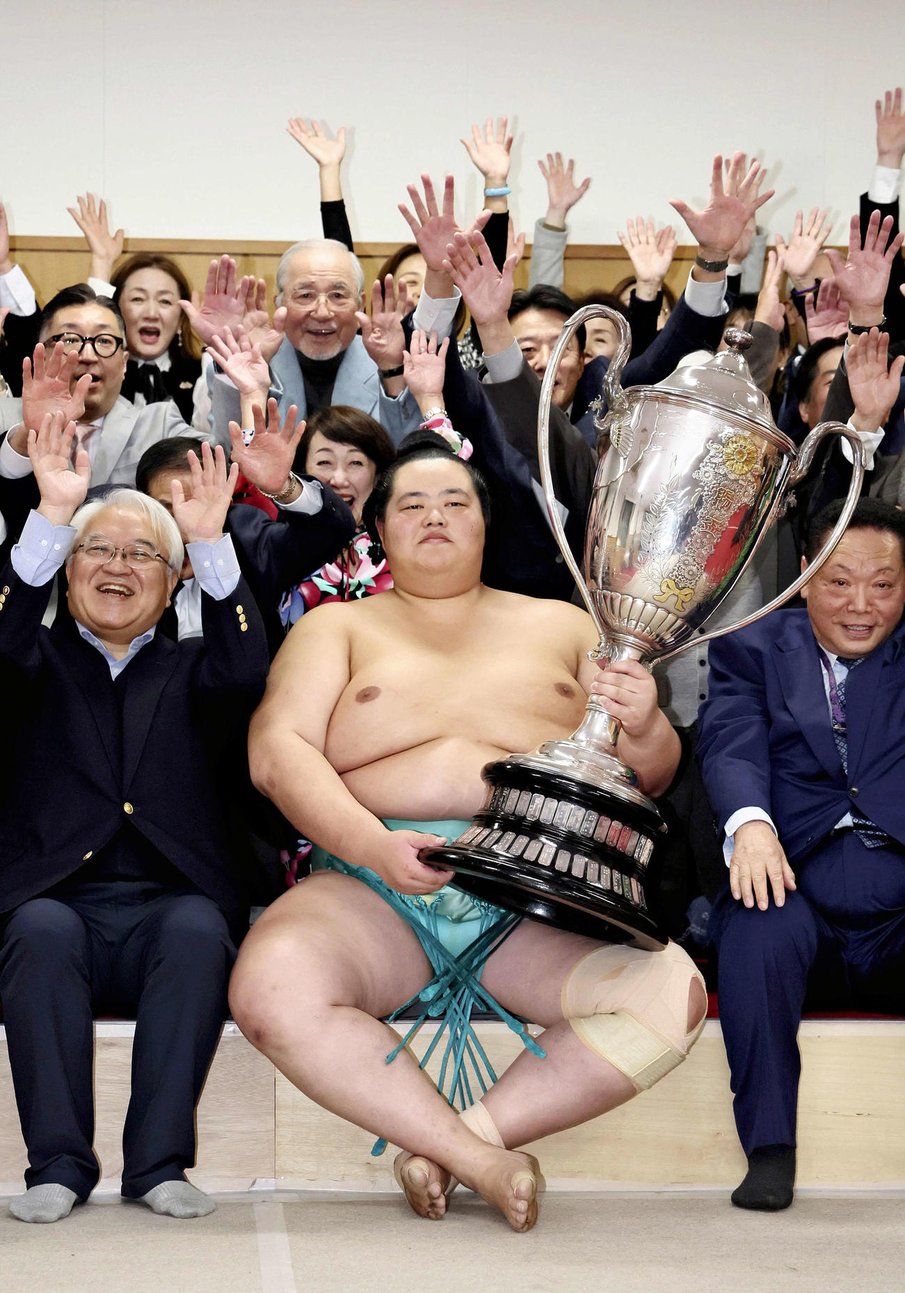 初優勝を果たし、賜杯を手に支援者らと喜ぶ琴桜（2024年11月24日撮影）