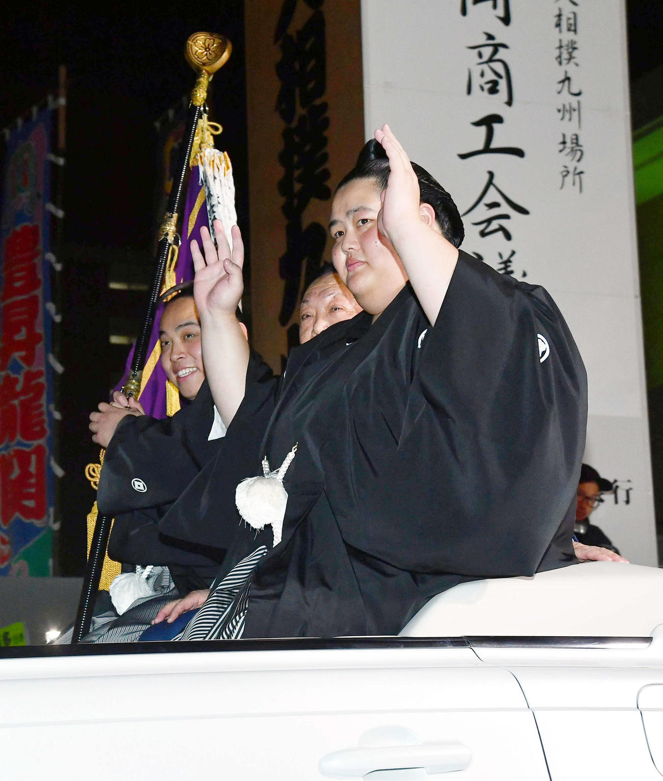 優勝パレードに出発する琴桜（右）。左は優勝旗を持つ琴栄峰（2024年11月24日撮影）