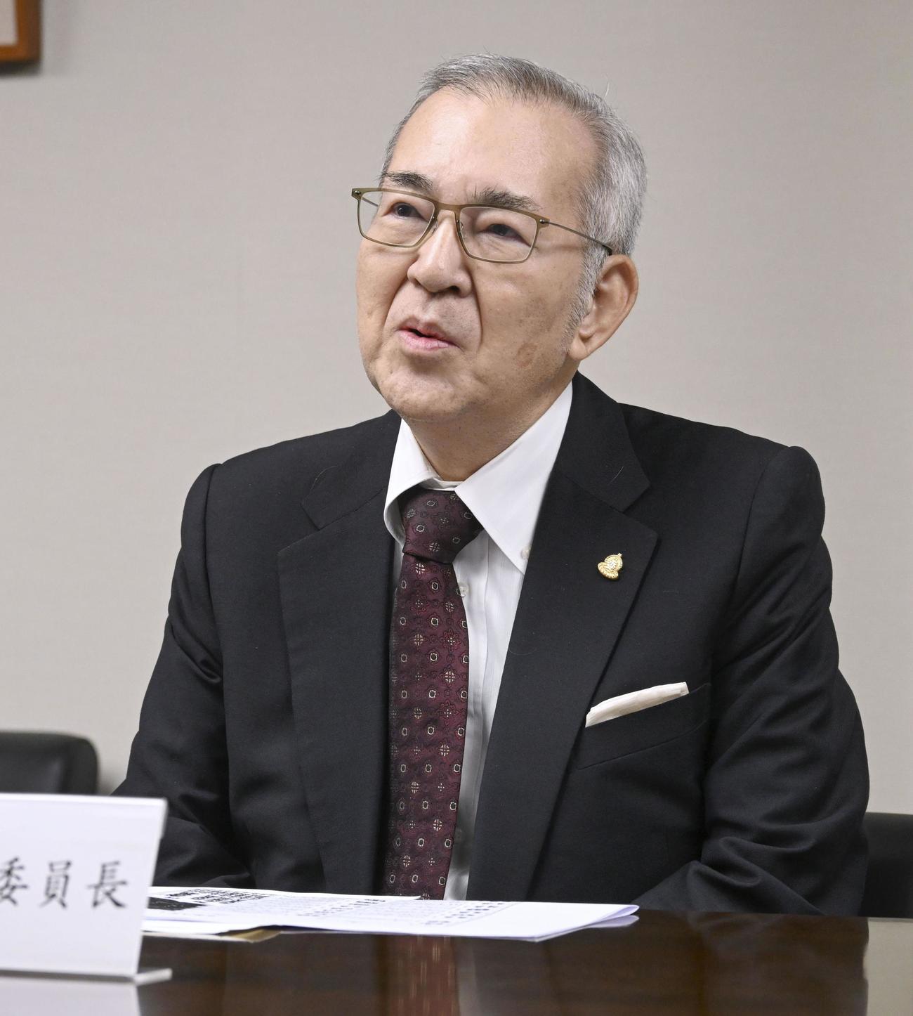 横綱審議委員会の定例会合後に記者会見する山内昌之委員長（共同）